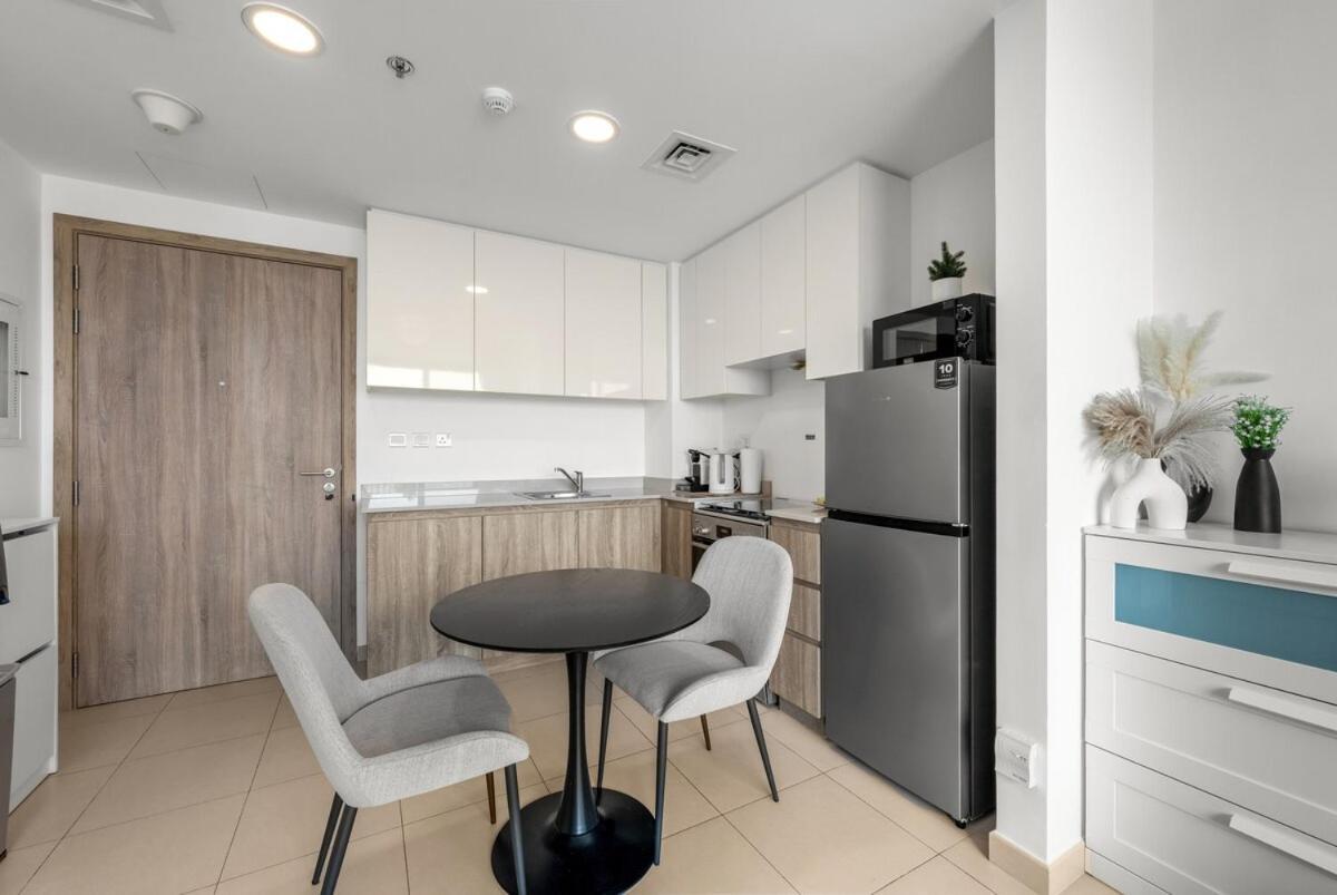 Apartment Waves - Stylish Blue Haven Near Town Square Park
