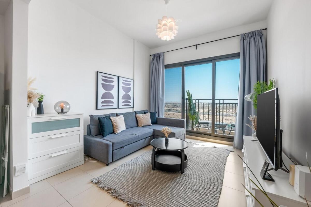 Waves - Stylish Blue Haven Near Town Square Park *