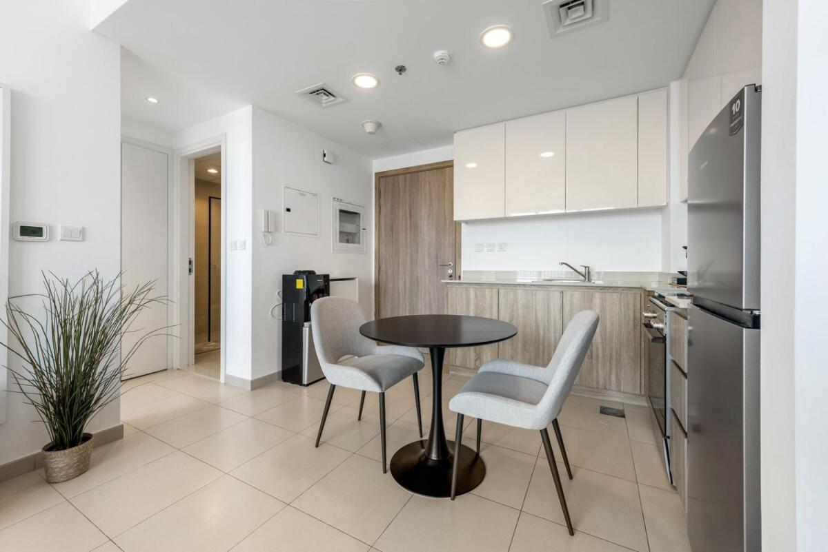 Waves - Stylish Blue Haven Near Town Square Park Apartment *
