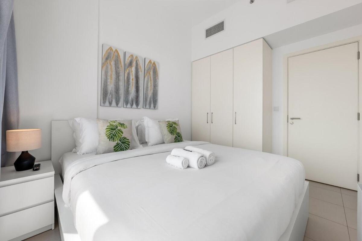 Apartment Waves - Stylish Blue Haven Near Town Square Park Dubai